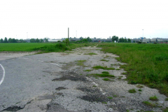 Zufahrt zu den Abzweigungen, wo die Flugzeuge geparkt wurden. Es gab insgesamt 10 Abzweigungen. Aufgenommen am 18.05.2006. Foto: Ing. Erwin Rössler