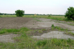Zufahrt zu den Abzweigungen, wo die Flugzeuge geparkt wurden. Es gab insgesamt 10 Abzweigungen. Aufgenommen am 17.06.2006. Foto: Ing. Erwin Rössler