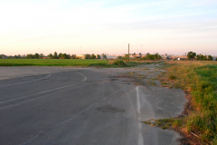 Zufahrt zu den Abzweigungen, wo die Flugzeuge geparkt wurden. Es gab insgesamt 10 Abzweigungen. Aufgenommen am 30.04.2007. Foto: Ing. Erwin Rössler