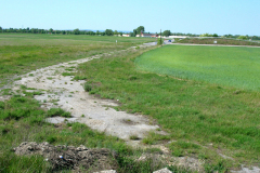 Zufahrt zu den Abzweigungen, wo die Flugzeuge geparkt wurden. Es gab insgesamt 10 Abzweigungen. Aufgenommen am 19.05.2007. Foto: Ing. Erwin Rössler