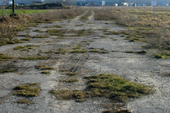 Zufahrt zu den Abzweigungen, wo die Flugzeuge geparkt wurden. Es gab insgesamt 10 Abzweigungen. Aufgenommen am 24.01.2008. Foto: Ing. Erwin Rössle