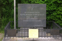 Der Gedenkstein zur Erinnerung an das Asperner Flugfeld, als ein Zentrum der österreichischen Fliegerei. Aufgenommen am 18.05.2006. Foto: Ing. Erwin Rössler