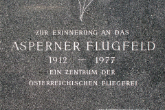 Der Gedenkstein zur Erinnerung an das Asperner Flugfeld, als ein Zentrum der österreichischen Fliegerei. Aufgenommen am 18.05.2006. Foto: Ing. Erwin Rössler