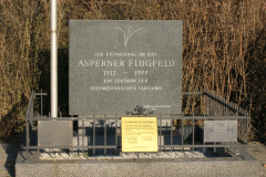 Der Gedenkstein zur Erinnerung an das Asperner Flugfeld, als ein Zentrum der österreichischen Fliegerei. Aufgenommen am 15.01.2007. Foto: Ing. Erwin Rössler