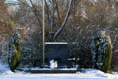 Der Gedenkstein zur Erinnerung an das Asperner Flugfeld, als ein Zentrum der österreichischen Fliegerei. Aufgenommen am 17.11.2007. Foto: Ing. Erwin Rössler