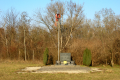 Der Gedenkstein zur Erinnerung an das Asperner Flugfeld, als ein Zentrum der österreichischen Fliegerei. Aufgenommen am 26.02.2008. Foto: Ing. Erwin Rössler
