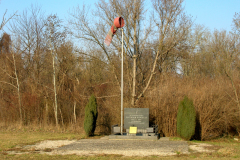 Der Gedenkstein zur Erinnerung an das Asperner Flugfeld, als ein Zentrum der österreichischen Fliegerei. Aufgenommen am 26.02.2008. Foto: Ing. Erwin Rössler