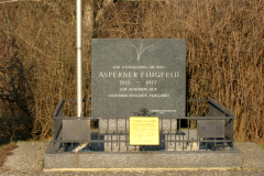 Der Gedenkstein zur Erinnerung an das Asperner Flugfeld, als ein Zentrum der österreichischen Fliegerei. Aufgenommen am 26.02.2008. Foto: Ing. Erwin Rössler