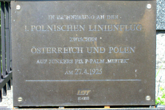 Der Gedenkstein zur Erinnerung an das Asperner Flugfeld, als ein Zentrum der österreichischen Fliegerei. Aufgenommen am 17.06.2006. Foto: Ing. Erwin Rössler
