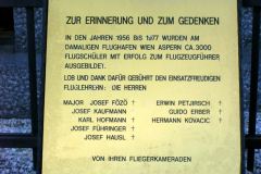 Der Gedenkstein zur Erinnerung an das Asperner Flugfeld, als ein Zentrum der österreichischen Fliegerei. Aufgenommen am 30.04.2007. Foto: Ing. Erwin Rössler