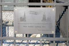 Der Gedenkstein zur Erinnerung an das Asperner Flugfeld, als ein Zentrum der österreichischen Fliegerei. Aufgenommen am 26.02.2008. Foto: Ing. Erwin Rössler