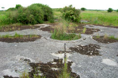 Die Kompensierscheibe des ehemaligen Flugfeld-Aspern. Diese war zum Kompensieren von Magnetkompasse von Luftfahrzeugen erforderlich. Aufgenommen am 17.06.2006. Foto: Ing. Erwin Rössler