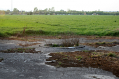 Die Kompensierscheibe des ehemaligen Flugfeld-Aspern. Diese war zum Kompensieren von Magnetkompasse von Luftfahrzeugen erforderlich. Aufgenommen am 16.04.2009. Foto: Ing. Erwin Rössler