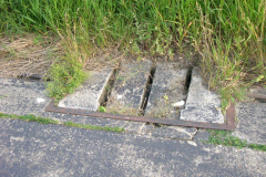 Eine Kanaldeckel der Landebahn 09-27 auf dem ehemaligen Flugfeld Aspern. Aufgenommen am 17.06.2006. Foto: Ing. Erwin Rössler