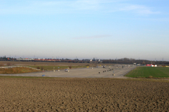 Die Landebahn 09-27 auf dem ehemaligen Flugfeld Aspern Blickrichtung Osten. Aufgenommen am 24.01.2008. Foto: Ing. Erwin Rössler