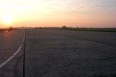 Die Landebahn 09-27 auf dem ehemaligen Flugfeld Aspern Blickrichtung Osten. Aufgenommen am 08.04.2009. Foto: Ing. Erwin Rössler