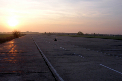 Die Landebahn 09-27 auf dem ehemaligen Flugfeld Aspern Blickrichtung Osten. Aufgenommen am 08.04.2009. Foto: Ing. Erwin Rössler
