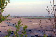 Die Landebahn 09-27 auf dem ehemaligen Flugfeld Aspern Blickrichtung Westen. Aufgenommen am 08.04.2009. Foto: Ing. Erwin Rössler