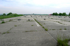 Die Landebahn 13-31 auf dem ehemaligen Flugfeld Aspern Blickrichtung Westen. Aufgenommen am 18.05.2006. Foto: Ing. Erwin Rössler