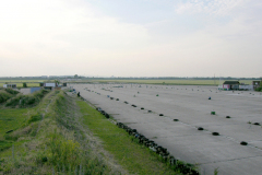 Die Landebahn 13-31 auf dem ehemaligen Flugfeld Aspern Blickrichtung Westen. Aufgenommen am 18.05.2006. Foto: Ing. Erwin Rössler