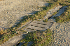 Ein Kanaldeckel der Landebahn 13-31 auf dem ehemaligen Flugfeld Aspern. Aufgenommen am 15.01.2007. Foto: Ing. Erwin Rössler