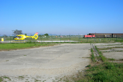Die Landebahn 13-31 auf dem ehemaligen Flugfeld Aspern Blickrichtung Westen. Heute ist die Landebahn von der Werkbahn von Opel Austria geteilt. Aufgenommen am 30.04.2007. Foto: Ing. Erwin Rössler