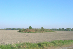 Der letzte noch sichtbare Erdwall, welcher im 2. WK wahrscheinlich eine Splitterschutzbox war, wo Flugzeuge abgestellt wurden. Auf alten Aufnahmen sind in diesem Bereich Splitterschutzboxen abgebildet. Aufgenommen am 30.04.2007. Foto: Ing. Erwin Rössler