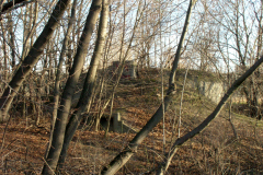 Der Wasserbunker neben den Resten der ehemaligen Fliegerkaserne. Der viereckige türähnliche Vorbau war die Entnahmestelle. Aufgenommen am 04.02.2007. Foto: Ing. Erwin Rössler