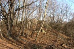 Der Wasserbunker neben den Resten der ehemaligen Fliegerkaserne. Der viereckige türähnliche Vorbau war die Entnahmestelle. Aufgenommen am 24.01.2008. Foto: Ing. Erwin Rössler