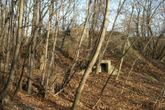 Der Wasserbunker neben den Resten der ehemaligen Fliegerkaserne. Der viereckige türähnliche Vorbau war die Entnahmestelle. Aufgenommen am 24.01.2008. Foto: Ing. Erwin Rössler