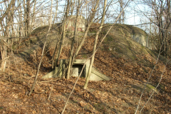 Der Wasserbunker neben den Resten der ehemaligen Fliegerkaserne. Der viereckige türähnliche Vorbau war die Entnahmestelle. Aufgenommen am 24.01.2008. Foto: Ing. Erwin Rössler