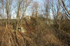 Der Wasserbunker neben den Resten der ehemaligen Fliegerkaserne. Der viereckige türähnliche Vorbau war die Entnahmestelle. Aufgenommen am 24.01.2008. Foto: Ing. Erwin Rössler