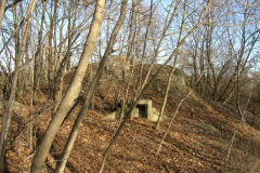 Der Wasserbunker neben den Resten der ehemaligen Fliegerkaserne. Der viereckige türähnliche Vorbau war die Entnahmestelle. Aufgenommen am 24.01.2008. Foto: Ing. Erwin Rössler