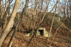 Der Wasserbunker neben den Resten der ehemaligen Fliegerkaserne. Der viereckige türähnliche Vorbau war die Entnahmestelle. Aufgenommen am 24.01.2008. Foto: Ing. Erwin Rössler