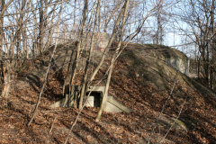 Der Wasserbunker neben den Resten der ehemaligen Fliegerkaserne. Der viereckige türähnliche Vorbau war die Entnahmestelle. Aufgenommen am 24.01.2008. Foto: Ing. Erwin Rössler