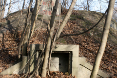 Der Wasserbunker neben den Resten der ehemaligen Fliegerkaserne. Der viereckige türähnliche Vorbau war die Entnahmestelle. Aufgenommen am 24.01.2008. Foto: Ing. Erwin Rössler
