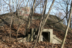 Der Wasserbunker neben den Resten der ehemaligen Fliegerkaserne. Der viereckige türähnliche Vorbau war die Entnahmestelle. Aufgenommen am 24.01.2008. Foto: Ing. Erwin Rössler
