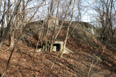 Der Wasserbunker neben den Resten der ehemaligen Fliegerkaserne. Der viereckige türähnliche Vorbau war die Entnahmestelle. Aufgenommen am 24.01.2008. Foto: Ing. Erwin Rössler