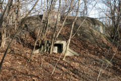 Der Wasserbunker neben den Resten der ehemaligen Fliegerkaserne. Der viereckige türähnliche Vorbau war die Entnahmestelle. Aufgenommen am 24.01.2008. Foto: Ing. Erwin Rössler