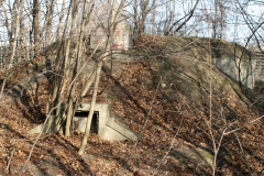 Der Wasserbunker neben den Resten der ehemaligen Fliegerkaserne. Der viereckige türähnliche Vorbau war die Entnahmestelle. Aufgenommen am 24.01.2008. Foto: Ing. Erwin Rössler