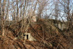 Der Wasserbunker neben den Resten der ehemaligen Fliegerkaserne. Der viereckige türähnliche Vorbau war die Entnahmestelle. Aufgenommen am 24.01.2008. Foto: Ing. Erwin Rössler