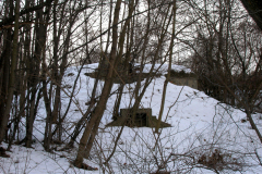 Der Wasserbunker neben den Resten der ehemaligen Fliegerkaserne. Der viereckige türähnliche Vorbau war die Entnahmestelle. Aufgenommen am 07.02.2010. Foto: Ing. Erwin Rössler