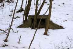 Der Wasserbunker neben den Resten der ehemaligen Fliegerkaserne. Der viereckige türähnliche Vorbau war die Entnahmestelle. Aufgenommen am 07.02.2010. Foto: Ing. Erwin Rössler