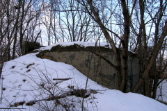 Der Wasserbunker neben den Resten der ehemaligen Fliegerkaserne. Der viereckige türähnliche Vorbau war die Entnahmestelle. Aufgenommen am 07.02.2010. Foto: Ing. Erwin Rössler