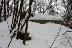 Der Wasserbunker neben den Resten der ehemaligen Fliegerkaserne. Der viereckige türähnliche Vorbau war die Entnahmestelle. Aufgenommen am 20.01.2013. Foto: Ing. Erwin Rössler
