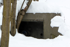 Der Wasserbunker neben den Resten der ehemaligen Fliegerkaserne. Der viereckige türähnliche Vorbau war die Entnahmestelle. Aufgenommen am 20.01.2013. Foto: Ing. Erwin Rössler